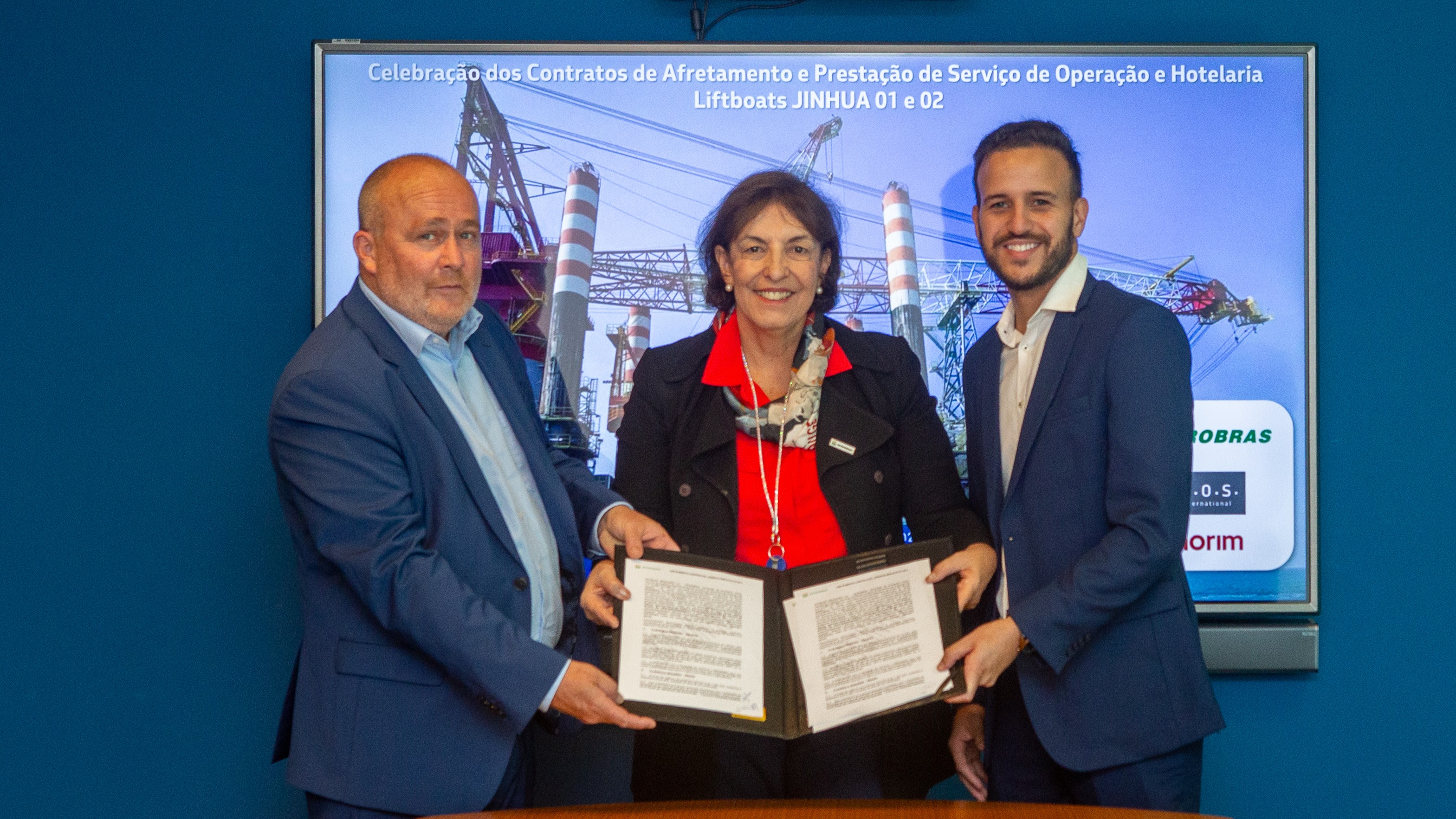 A diretora de Exploração e Produção da Petrobras, Sylvia Anjos, o CEO da OOS International, Leon Overdulve (à esquerda), e o vice-presidente da Camorim, Eduardo Adami, celebram assinatura de contratos das embarcações do tipo Liftboat